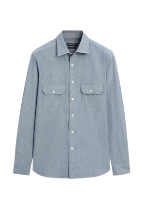 Chemise bleue clair à manches longues avec deux poches à rabat sur le devant et un col classique, en tissu texturé.