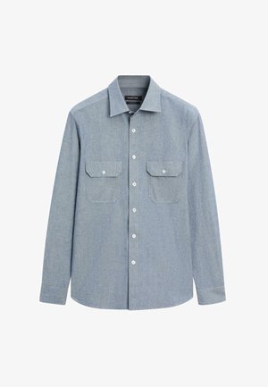 Chemise bleue clair à manches longues avec deux poches à rabat sur le devant et un col classique, en tissu texturé.