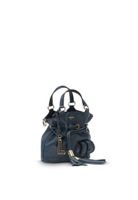 Tumman sininen nahkainen ämpärilaukku, jossa on kultaiset hardware-koristeet, nyörikiinnitys, tupsuyksityiskohta ja logo. Rakeinen pinta, jossa on sivutasku.