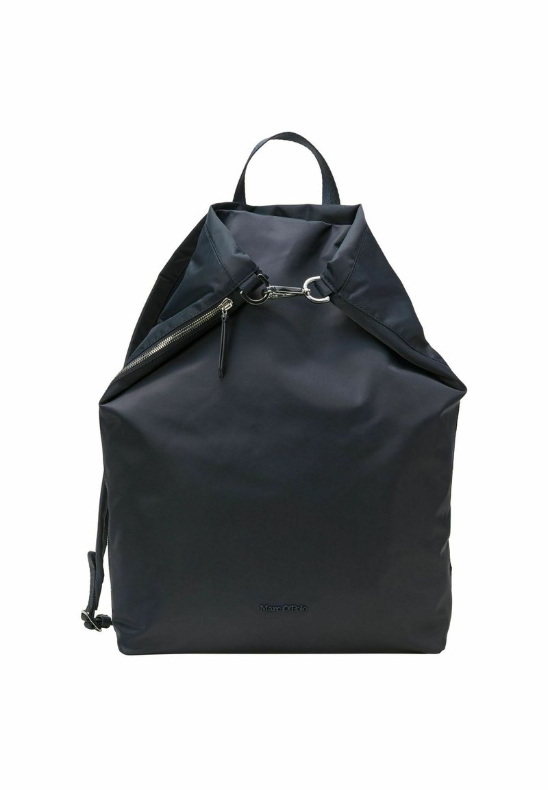 Sac à dos en nylon noir au design épuré et minimaliste, avec une fermeture zippée, des accents argentés et une poignée de transport supérieure.