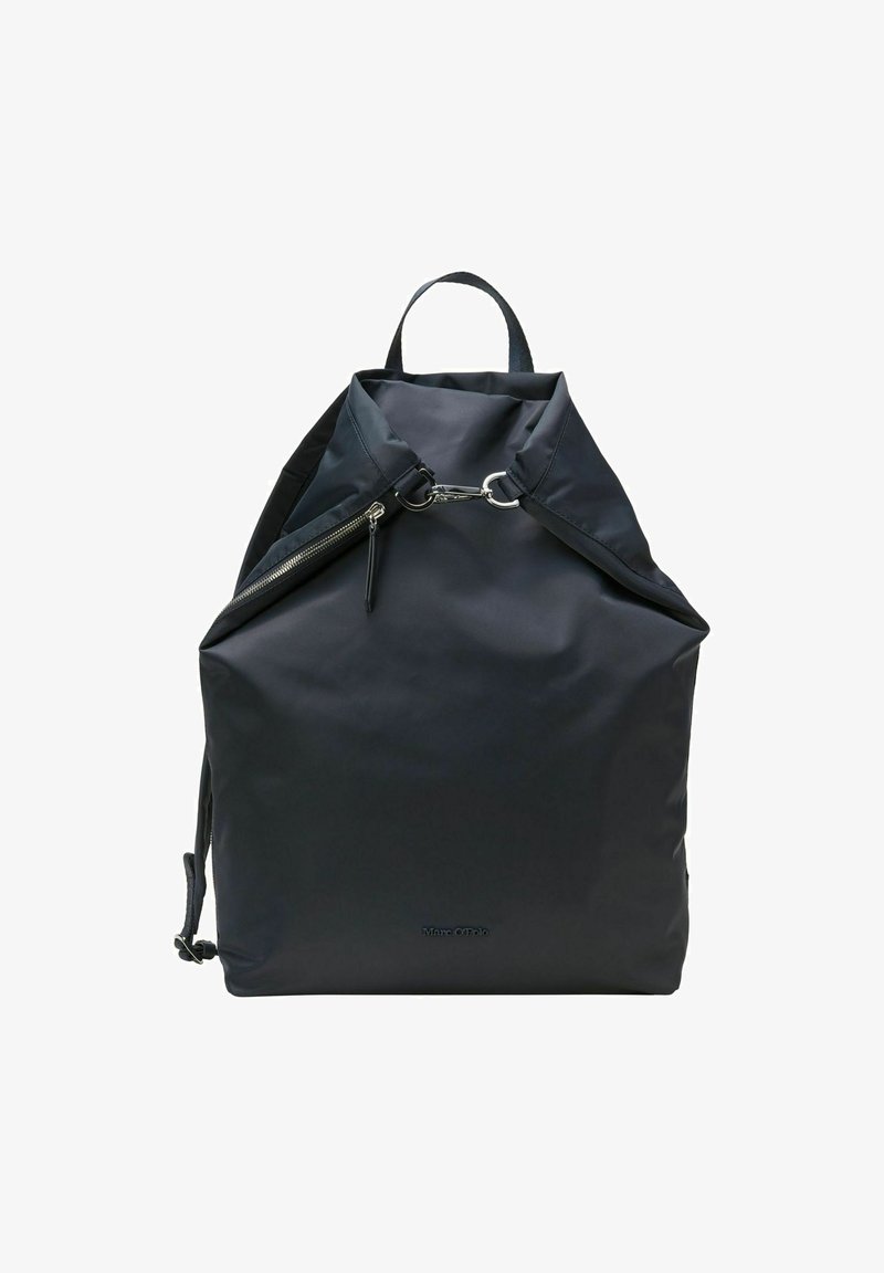 Sac à dos en nylon noir au design épuré et minimaliste, avec une fermeture zippée, des accents argentés et une poignée de transport supérieure.