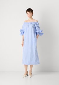 Modrá a biela pruhovaná off-the-shoulder šaty s nadýchanými rukávmi, po kolená, vyrobené z ľahkého materiálu, s voľným strihom.