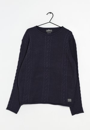 Maglione lavorato a maglia blu navy con un motivo testurizzato, caratterizzato da un design a treccia e polsini a coste, esposto su una gruccia nera.