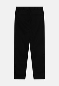 Pantaloni neri con una trama liscia, cintura elastica e due tasche posteriori. Il design a gamba dritta offre un aspetto minimalista.