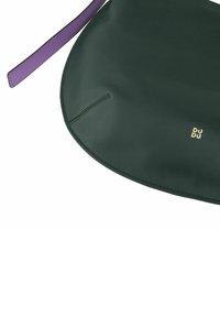 Borsa in pelle verde dalla forma curvata, con una tracolla viola e dettagli del logo in oro. Texture liscia con cuciture precise.