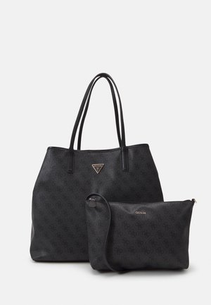 Must have mustat kandekott ja sobiv kott, mis on valmistatud tekstureeritud sünteetilisest materjalist. Mõlemad omavad logode mustrit ja kuldset metallist logo aksessuaari.