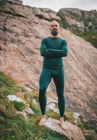 Set di base termico verde composto da una maglia a maniche lunghe e pantaloni lunghi, realizzato in un morbido tessuto testurizzato, con cuciture piatte e una vestibilità aderente.