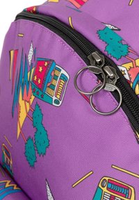 Fialový látkový batoh s barevnými retro vzory. Obsahuje černý zip s kovovými táhly. Texturovaný materiál, kulatý tvar, živý design.