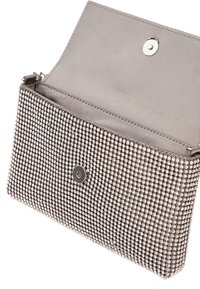 Borsa a busta grigia metallica rivestita di piccoli chiodi circolari, con chiusura a scatto e fodera interna liscia.