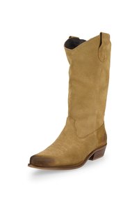 Stivale western in suede color sabbia con punta affusolata, altezza a metà polpaccio e dettagli di cucitura discreti sulla parte anteriore. Il tacco in legno offre stabilità.