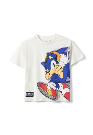 Weißes T-Shirt mit kurzen Ärmeln, das Sonic the Hedgehog zeigt, der Kopfhörer trägt und rote Schuhe anhat, mit einem kleinen "Sonic the Hedgehog" Logo-Patch.