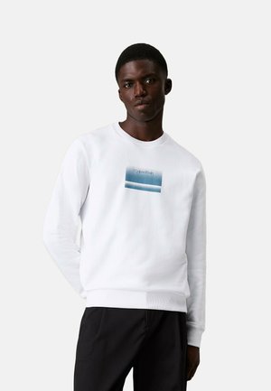 White sweatshirt crafted from cotton, featuring a blue graphic square with "Calvin Klein" text. Long sleeves and ribbed cuffs and hem.