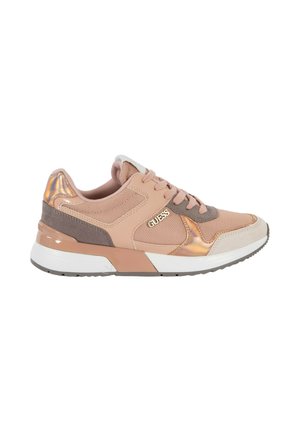 Baskets féminines beige et or rose avec mesh et daim, semelle blanche, lacets et logo "GUESS" sur le côté.