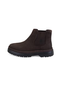 Bottine en suede marron avec des panneaux latéraux en �élastique, des coutures contrastantes et une épaisse semelle en caoutchouc noir pour une meilleure adhérence.