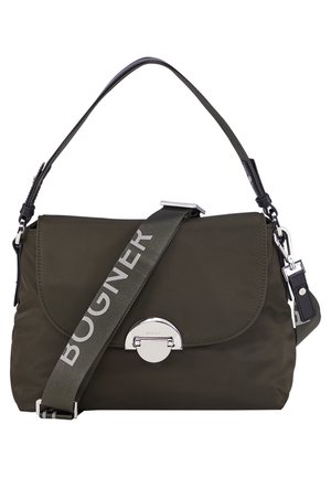 Sac à bandoulière rectangulaire vert foncé avec rabat, fermeture à pince argentée et bretelles réglables en tissu et cuir marqués.