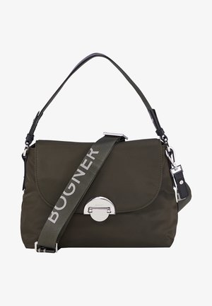 Sac à bandoulière rectangulaire vert foncé avec rabat, fermeture à pince argentée et bretelles réglables en tissu et cuir marqués.