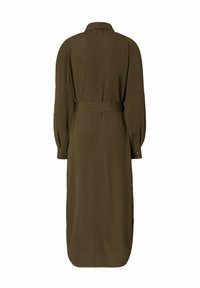 Medi haljina maslinasto zelene boje s ovratnikom, gumbe na manžetama i usklađenim pojasom. Glatka tkanina s opuštenim siluetom.