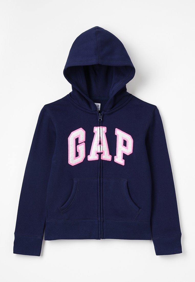 Sweat à capuche zippé bleu marine avec poches avant et capuche, avec de grandes lettres "GAP" roses et blanches sur la poitrine.
