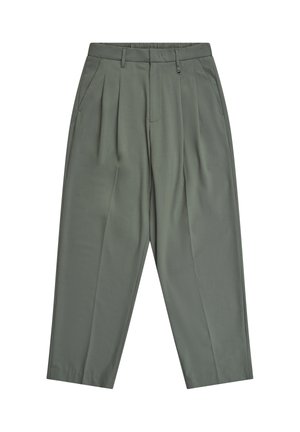Pantaloni verde oliva a vita alta, dalla vestibilità ampia, con pieghe, tasche laterali, passanti per cintura e chiusura frontale con gancio e zip.