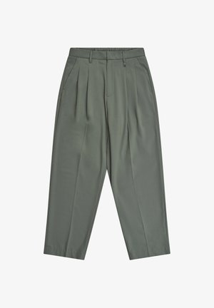 Pantalones de talle alto, corte holgado, color verde oliva, con pliegues, bolsillos laterales, trabillas para cinturón y cierre frontal de gancho y cremallera.