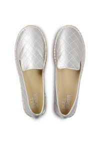 Scarpe slip-on argentate trapuntate con una finitura testurizzata e inserti elastici laterali. Sottopiede di colore naturale con branding 'BULL BOXER'.