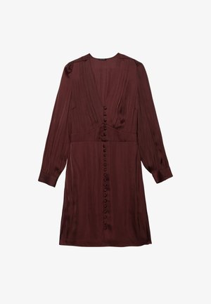 Bordowa satynowa sukienka z długimi rękawami, głębokim dekoltem w kształcie V i zapięciem na guziki. Drapowana konstrukcja z teksturowanej tkaniny i delikatnie zgromadzonymi detalami.