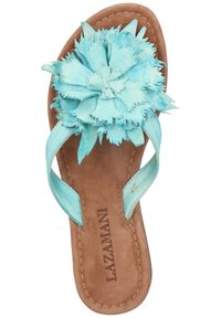 Turkoosit liukukengät, joissa on teksturoitu kukkakoriste, nahkahihnat ja ruskea pehmustettu pohjallinen ommelluilla yksityiskohdilla.