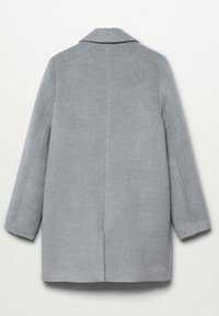 Šedý vlněný kabát s límcem, vypasovaný střih, dlouhé rukávy a rovný cut. Hladká textura a žádné viditelné vzory nebo kovové doplňky.