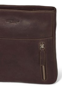 Brun läder crossbody-väska med en dragkedjeficka, präglad logotyp, slät textur och en ren, minimalistisk design.