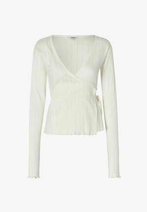 Hvid, ribbet langærmet omslagstop med dyb V-udskæring, bælte i taljen og flæseforing. Stoffet har lodrette striber for tekstur.