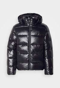 Zwarte pufferjack met een glanzende, gewatteerde textuur, voorzien van een capuchon, ritssluiting en elastische manchetten voor warmte en comfort.