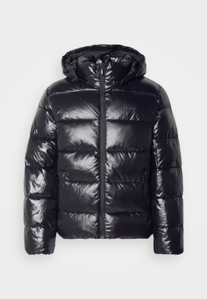 Zwarte pufferjack met een glanzende, gewatteerde textuur, voorzien van een capuchon, ritssluiting en elastische manchetten voor warmte en comfort.