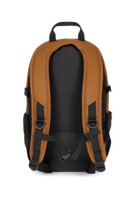 Zaino marrone e nero con spallacci imbottiti, maniglia superiore e fibbie laterali regolabili con finitura testurizzata.