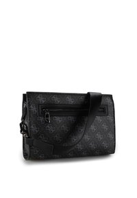 Schwarze Handtasche mit strukturiertem Material, zwei oberen Griffen, einer Reißverschlusstasche und einem sich wiederholenden Logomuster auf der Oberfläche.