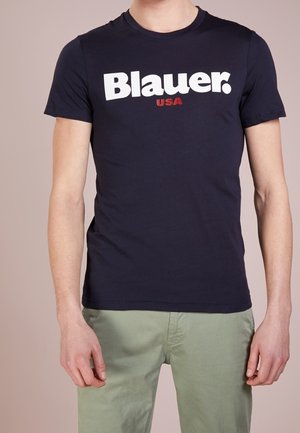Granatowy bawełniany t-shirt z dużym białym logo "Blauer." oraz czerwonym napisem "USA". Krótkie rękawy i okrągły dekolt.