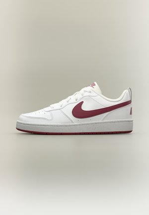 Λευκό χαμηλό παπούτσι Nike με μπορντό λογότυπο, λευκά κορδόνια και γκρι σόλα σε ουδέτερο φόντο, πλευρική όψη προς τα αριστερά.