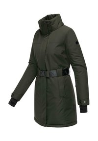 Veste mi-longue vert foncé avec un col haut, une taille ceinturée et des accents noirs sur les poignets. Tissu lisse et design fonctionnel.