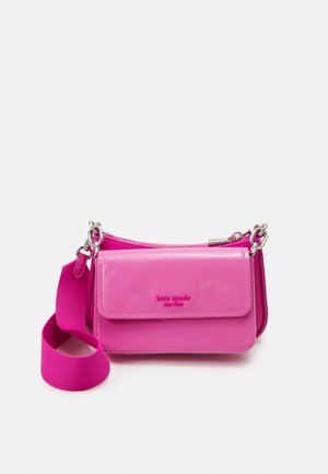 Sac à bandoulière en cuir verni rose avec rabat avant et quincaillerie argentée. Inclut une sangle fuchsia, avec un design élégant et compact.