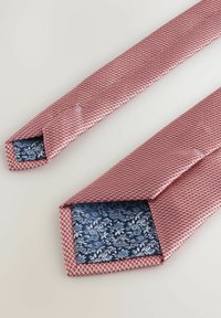 Rote und rosa gemusterte Krawatte mit strukturierten Oberfläche, die ein floral gemustertes, marineblaues Futter in den spitzen Enden aufweist.