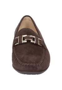 Braune Wildleder-Loafer mit runder Zehenform, dekorativem goldenen Hardware-Riemen und detaillierten Nähten entlang der Kanten. Weicher Stoff und flexible Sohle.