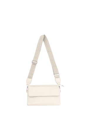 Piccola borsa a tracolla rettangolare color crema con tracolla regolabile testurizzata e chiusura con patta frontale.