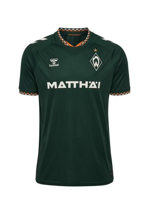 Dunkelgrünes Werder Bremen Fußballtrikot mit weißem Sponsortext, Vereinslogo und orange-schwarzen Musterbesätzen am Kragen und an den Ärmeln.