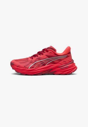 Chaussure de course rouge avec semelle épaisse et rembourrée, dessus en mesh, fermeture à lacets et logo Puma argenté sur le côté.