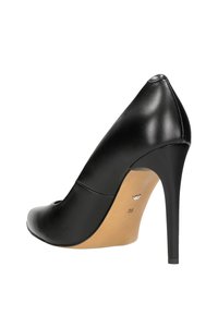 Czarny but na wysokim obcasie z gładkiej skórzanej cholewki, szpiczastym noskiem i obcasem typu stiletto. Posiada jasny wkład z logo.