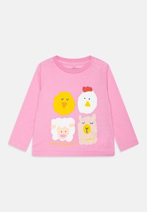 Chemise rose à manches longues en tissu doux présentant des visages d'animaux ludiques : un poussin, un poulet, un mouton et un lama, avec des couleurs vives et des designs simples.