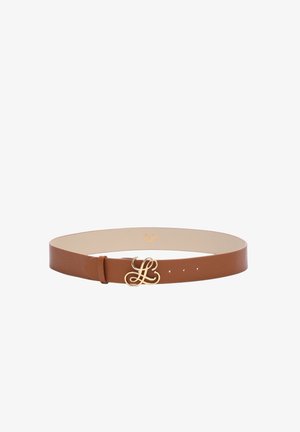 Ceinture en cuir marron avec boucle dorée entrelacée en forme de L et petits trous d'ajustement sur fond blanc.