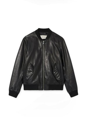 Schwarze Leder-Bomberjacke mit Reißverschluss vorne, geripptem Kragen, Bündchen, Saum und zwei Klappentaschen mit Druckknöpfen.