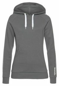 Grauer Hoodie mit einer Fronttasche, weißen Kordeln und gerippten Bündchen. Er hat ein Logo auf dem linken Ärmel und eine glatte, weiche Textur.