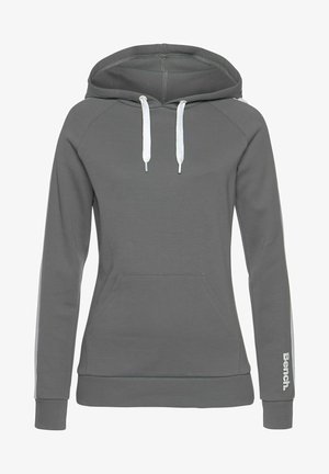 Grauer Hoodie mit einer Fronttasche, weißen Kordeln und gerippten Bündchen. Er hat ein Logo auf dem linken Ärmel und eine glatte, weiche Textur.