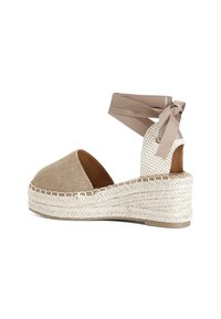 Espadrilové wedge sandály s béžovým textilním svrškem, tkanou jutovou podrážkou a nařaseným páskem kolem kotníku. Hladký podpatek.